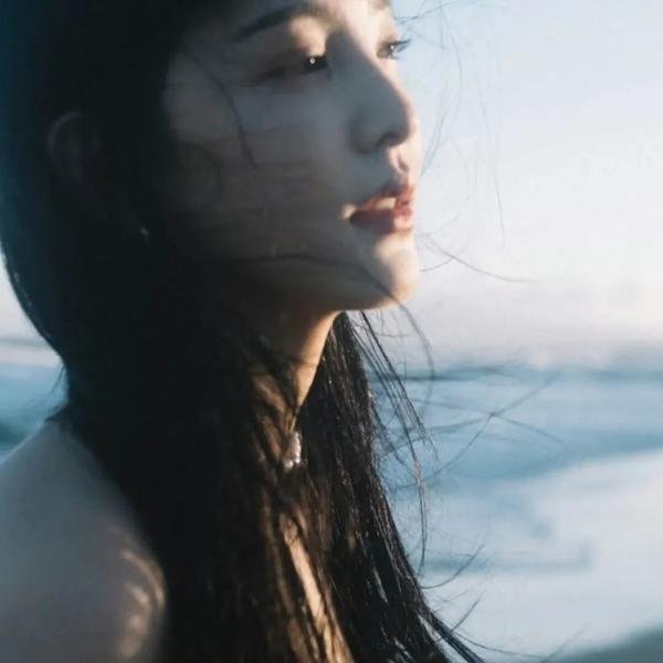 这名男子，捡到了人鱼。
