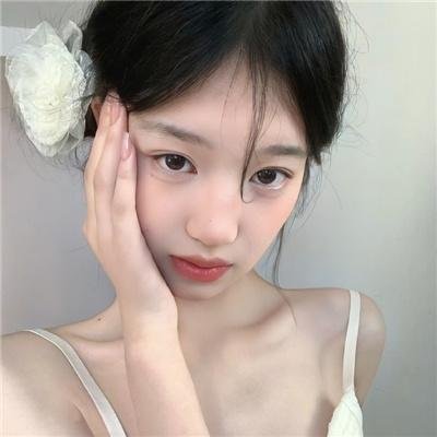 9顶假发的女孩